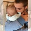 A Down-szindrómás fiú először öleli meg az unokahúgát és ez a pillanat bemutatja az őszinte szeretet erejét