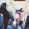 A szegény féllábú fiú átadja helyét az idős hölgynek a buszon, de hamarosan nem várt meglepetések történnek