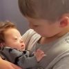 A kisfiú énekel a Down-szindrómás kisöccsének, majd azt kérdezi: "Hát nem vagyunk mindannyian mások?"