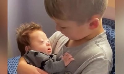 A kisfiú énekel a Down-szindrómás kisöccsének, majd azt kérdezi: "Hát nem vagyunk mindannyian mások?"