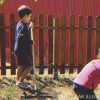 Az örökbefogadott gyerekek segítenek a szomszédnak kitakarítani az udvart, de óriási kincsre bukkannak